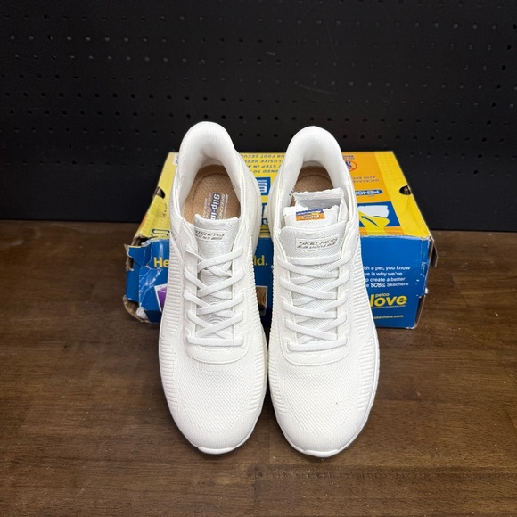 New W/ Box! Women's Skechers Bob Sport Memory Foam White Slip Ins Size 11 Wide - Picture 3 of 5